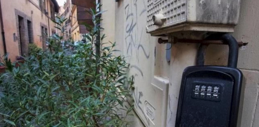 Key box per self check-in su strada urbana di Roma