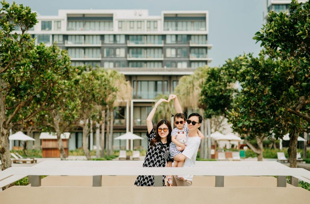 Famiglia in vacanza in una casa vacanze adatta a più generazioni